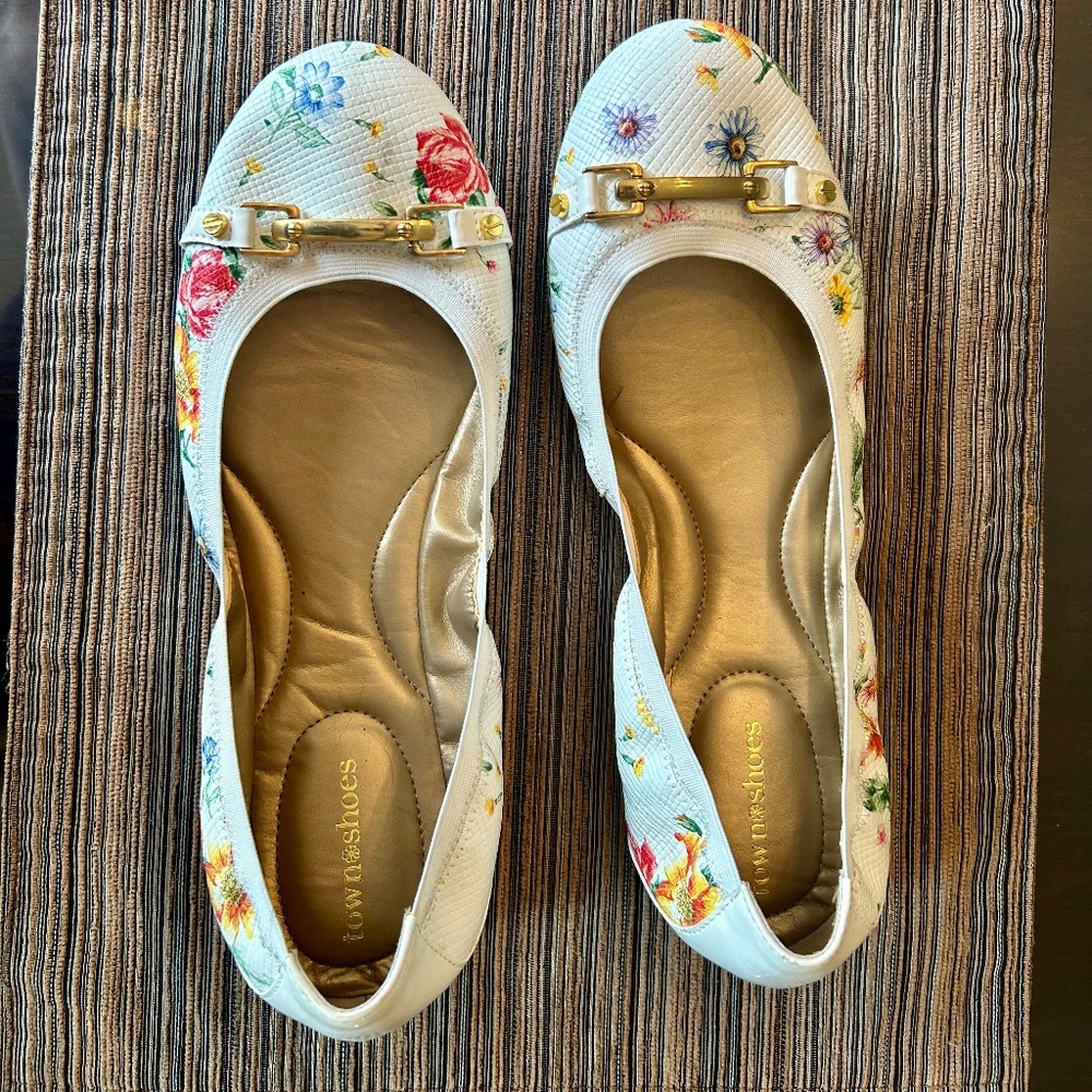 NIB- Town Shoes Floral Ballet Flats with Gold Buckle Size 10